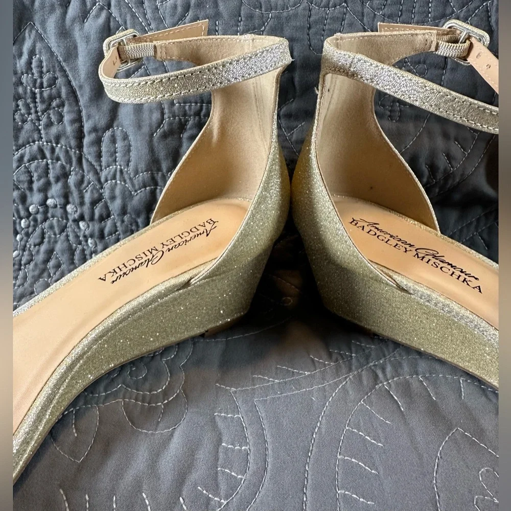 American Glamour Badgley Mischka Kristi Gold Wedge Sandals NWT Size 8